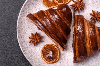 Koyu beton arka planda çikolatalı taze kruvasan.