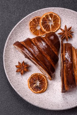 Koyu beton arka planda çikolatalı taze kruvasan.