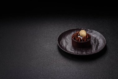 Çikolata kaplamalı, fındıklı, koyu beton kaplamalı tatlı turta.
