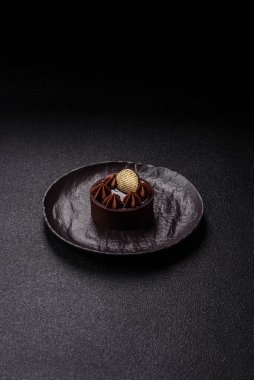 Çikolata kaplamalı, fındıklı, koyu beton kaplamalı tatlı turta.