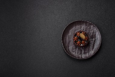 Çikolata kaplamalı, fındıklı, koyu beton kaplamalı tatlı turta.