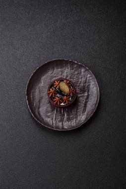 Çikolata kaplamalı, fındıklı, koyu beton kaplamalı tatlı turta.