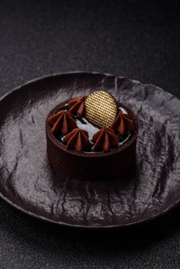 Çikolata kaplamalı, fındıklı, koyu beton kaplamalı tatlı turta.
