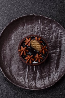 Çikolata kaplamalı, fındıklı, koyu beton kaplamalı tatlı turta.