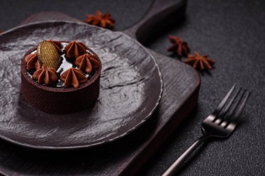 Çikolata kaplamalı, fındıklı, koyu beton kaplamalı tatlı turta.