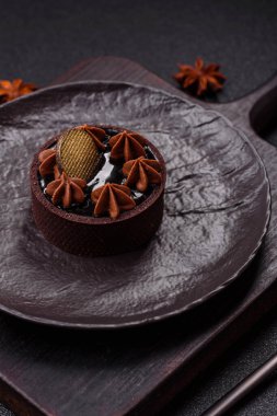 Çikolata kaplamalı, fındıklı, koyu beton kaplamalı tatlı turta.