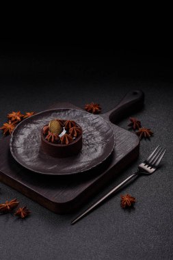 Çikolata kaplamalı, fındıklı, koyu beton kaplamalı tatlı turta.