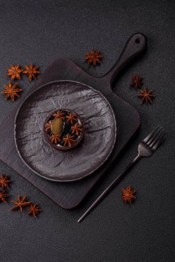 Çikolata kaplamalı, fındıklı, koyu beton kaplamalı tatlı turta.