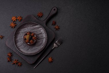 Çikolata kaplamalı, fındıklı, koyu beton kaplamalı tatlı turta.