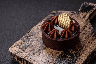 Çikolata kaplamalı, fındıklı, koyu beton kaplamalı tatlı turta.