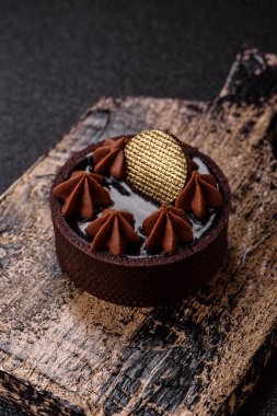 Çikolata kaplamalı, fındıklı, koyu beton kaplamalı tatlı turta.