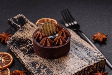 Çikolata kaplamalı, fındıklı, koyu beton kaplamalı tatlı turta.