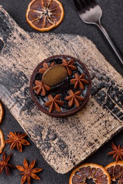 Çikolata kaplamalı, fındıklı, koyu beton kaplamalı tatlı turta.