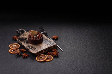 Çikolata kaplamalı, fındıklı, koyu beton kaplamalı tatlı turta.