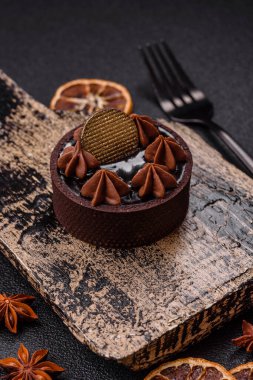 Çikolata kaplamalı, fındıklı, koyu beton kaplamalı tatlı turta.