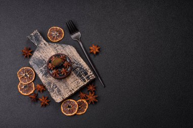 Çikolata kaplamalı, fındıklı, koyu beton kaplamalı tatlı turta.