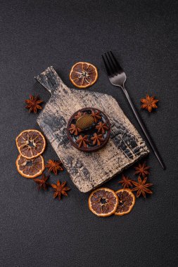 Çikolata kaplamalı, fındıklı, koyu beton kaplamalı tatlı turta.