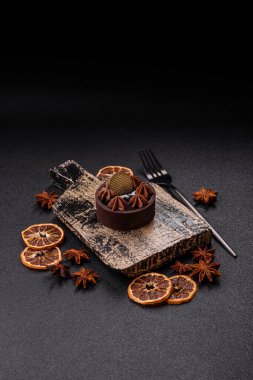 Çikolata kaplamalı, fındıklı, koyu beton kaplamalı tatlı turta.
