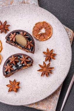 Çikolata kaplamalı, fındıklı, koyu beton kaplamalı tatlı turta.