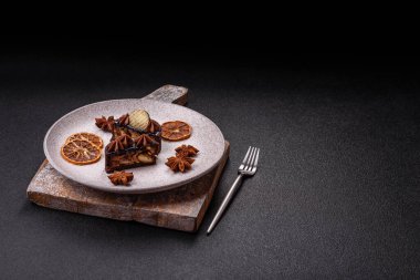 Çikolata kaplamalı, fındıklı, koyu beton kaplamalı tatlı turta.