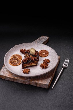 Çikolata kaplamalı, fındıklı, koyu beton kaplamalı tatlı turta.