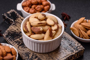 Koyu beton arka planda seramik kasede Brezilya fındık çekirdekleri