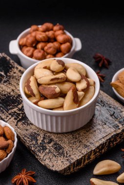 Koyu beton arka planda seramik kasede Brezilya fındık çekirdekleri