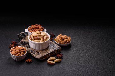 Koyu beton arka planda seramik kasede Brezilya fındık çekirdekleri