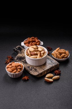 Koyu beton arka planda seramik kasede Brezilya fındık çekirdekleri