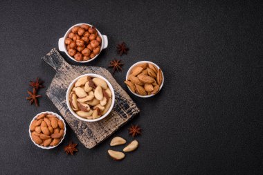 Koyu beton arka planda seramik kasede Brezilya fındık çekirdekleri