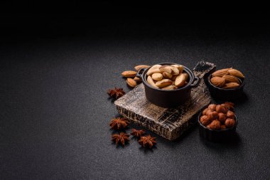 Koyu beton arka planda seramik kasede Brezilya fındık çekirdekleri