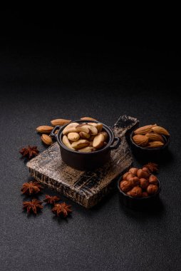 Koyu beton arka planda seramik kasede Brezilya fındık çekirdekleri