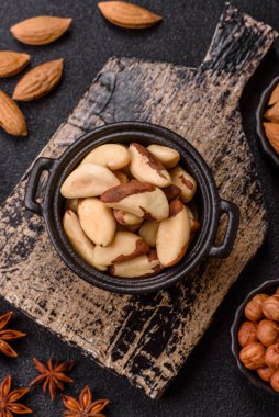 Koyu beton arka planda seramik kasede Brezilya fındık çekirdekleri