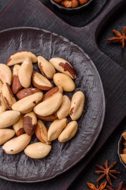 Koyu beton arka planda seramik kasede Brezilya fındık çekirdekleri