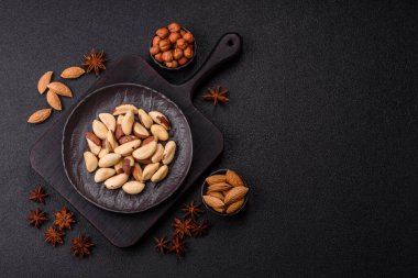 Koyu beton arka planda seramik kasede Brezilya fındık çekirdekleri