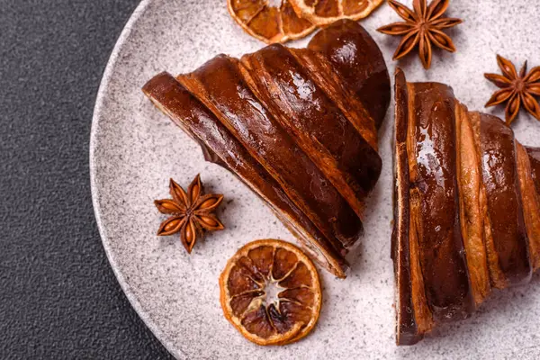 Koyu beton arka planda çikolatalı taze kruvasan.