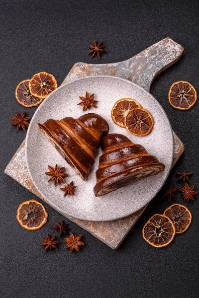 Koyu beton arka planda çikolatalı taze kruvasan.