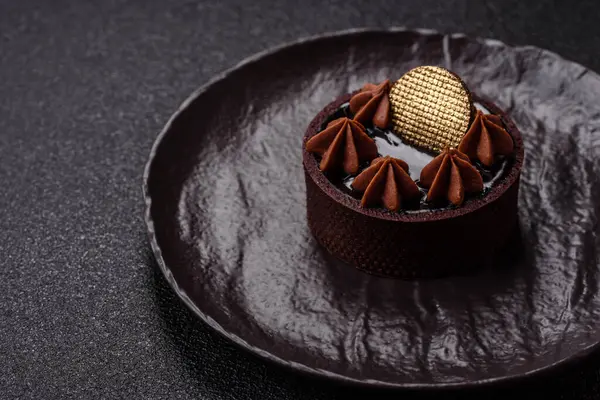 Çikolata kaplamalı, fındıklı, koyu beton kaplamalı tatlı turta.
