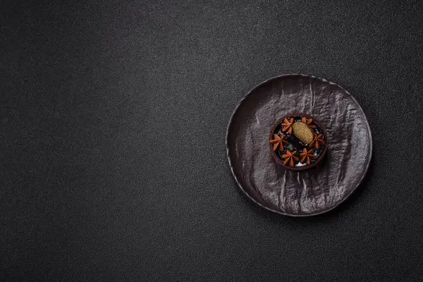 Çikolata kaplamalı, fındıklı, koyu beton kaplamalı tatlı turta.