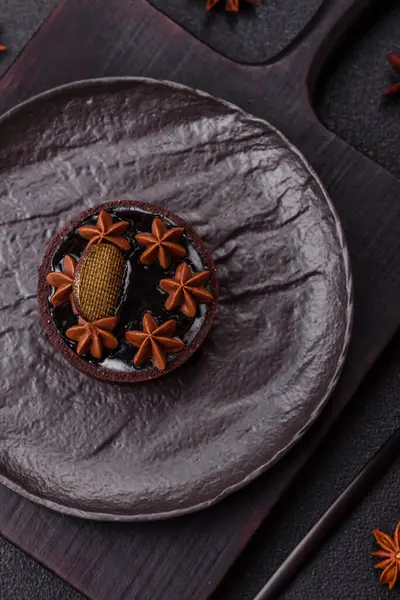 Çikolata kaplamalı, fındıklı, koyu beton kaplamalı tatlı turta.