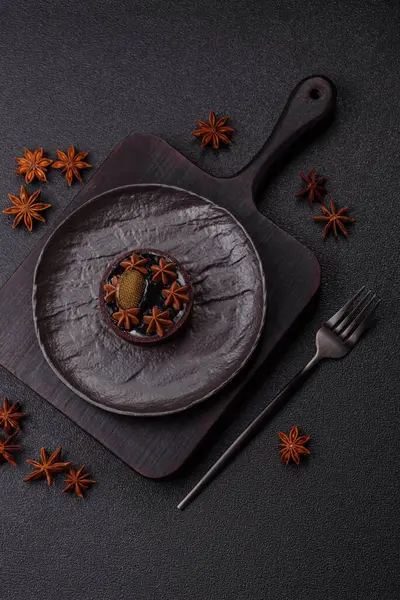 Çikolata kaplamalı, fındıklı, koyu beton kaplamalı tatlı turta.