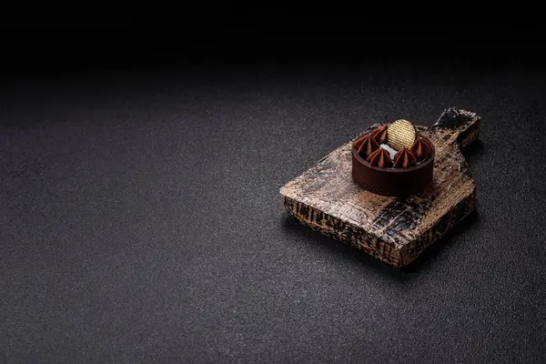 Çikolata kaplamalı, fındıklı, koyu beton kaplamalı tatlı turta.
