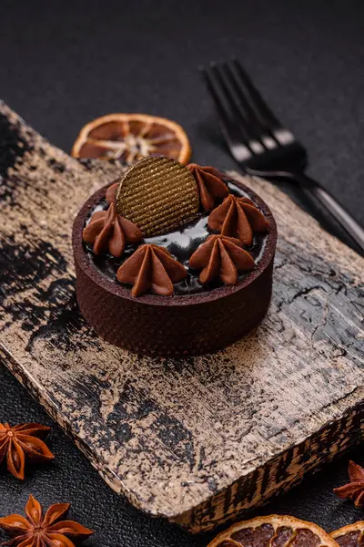 Çikolata kaplamalı, fındıklı, koyu beton kaplamalı tatlı turta.