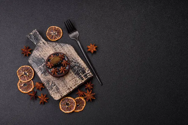 Çikolata kaplamalı, fındıklı, koyu beton kaplamalı tatlı turta.