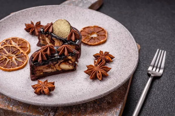 Çikolata kaplamalı, fındıklı, koyu beton kaplamalı tatlı turta.