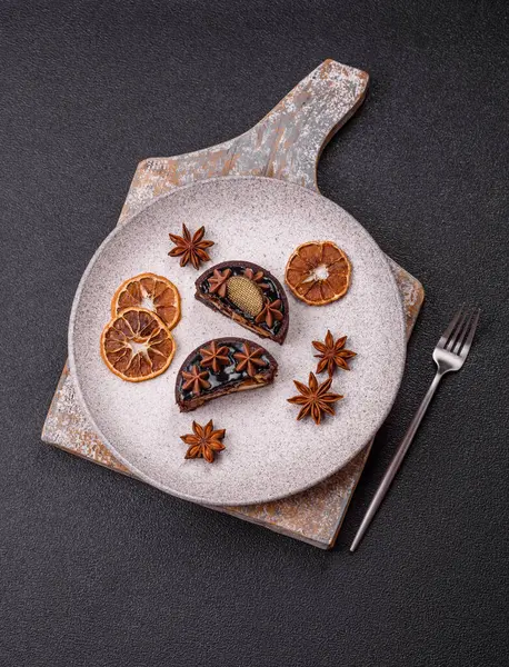 Çikolata kaplamalı, fındıklı, koyu beton kaplamalı tatlı turta.