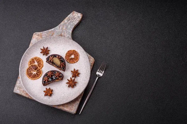 Çikolata kaplamalı, fındıklı, koyu beton kaplamalı tatlı turta.