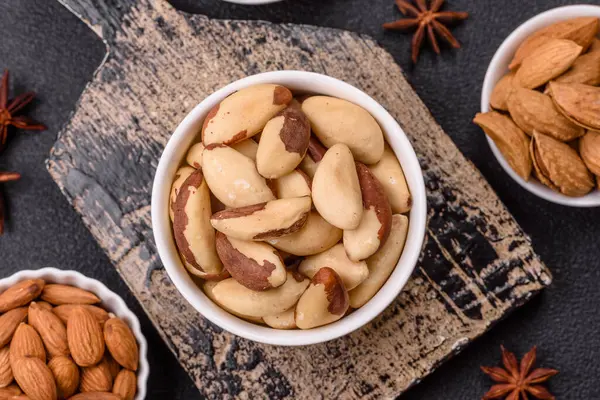 Koyu beton arka planda seramik kasede Brezilya fındık çekirdekleri