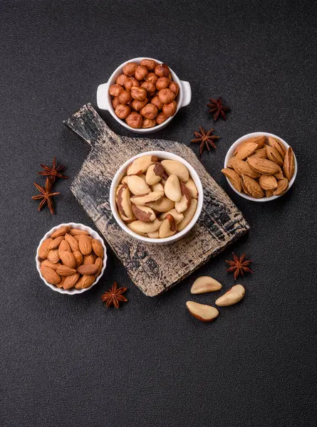 Koyu beton arka planda seramik kasede Brezilya fındık çekirdekleri