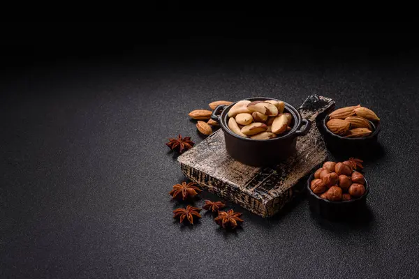 Koyu beton arka planda seramik kasede Brezilya fındık çekirdekleri